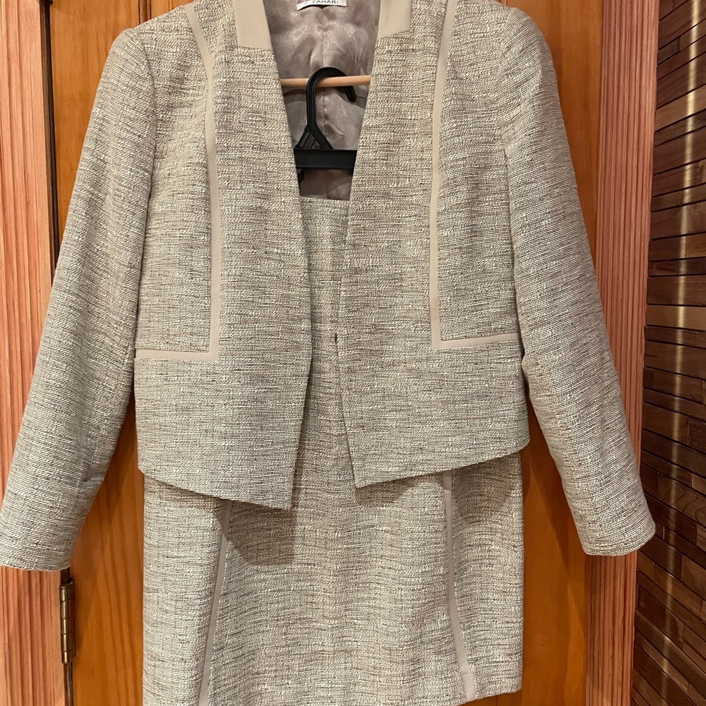 T TAHARI . Elegant Women's Gray Jacket and Skirt Set